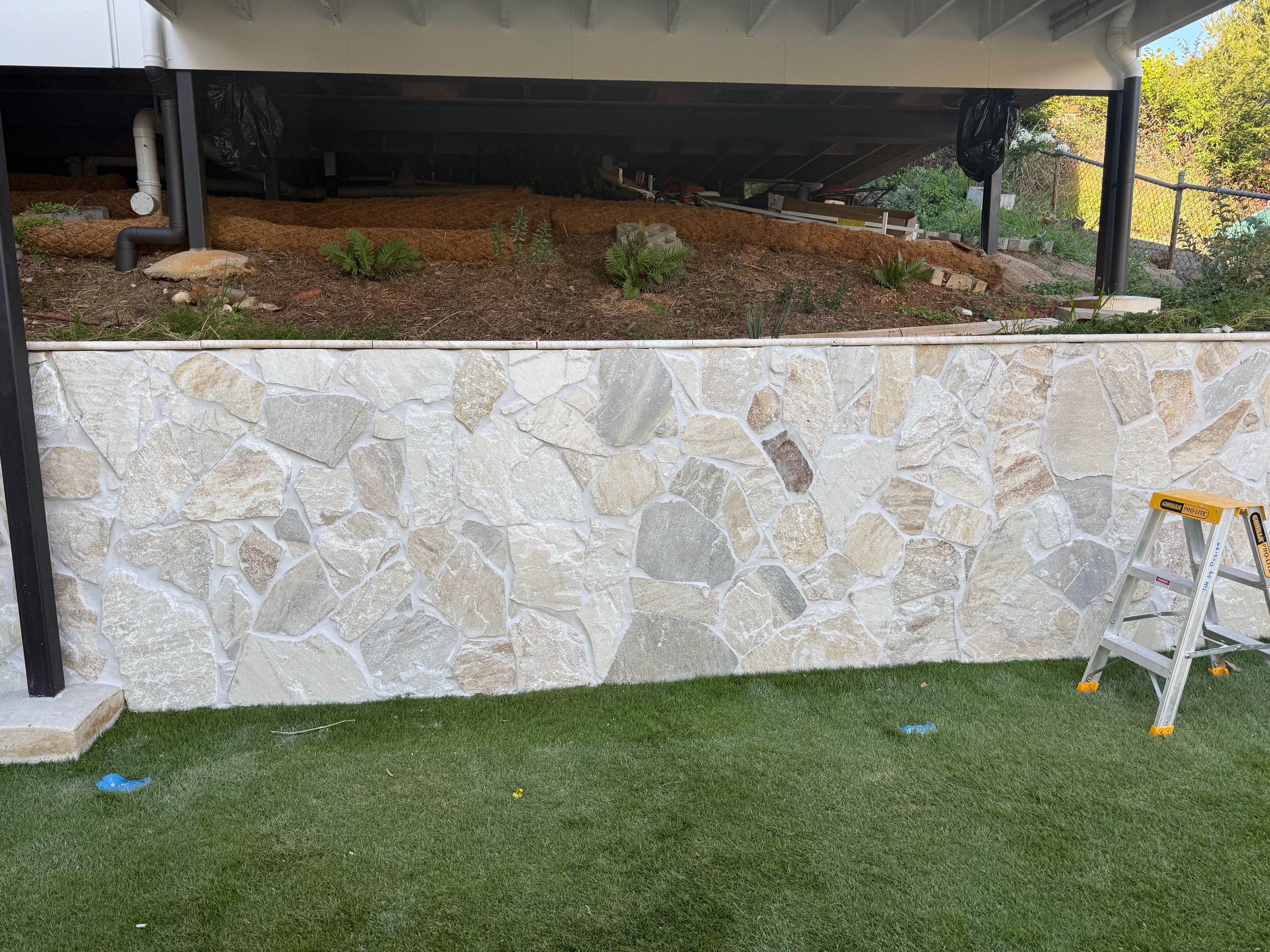 Natural Stone Wall Cladding Free Form - Loose Stone - White Beige Blend