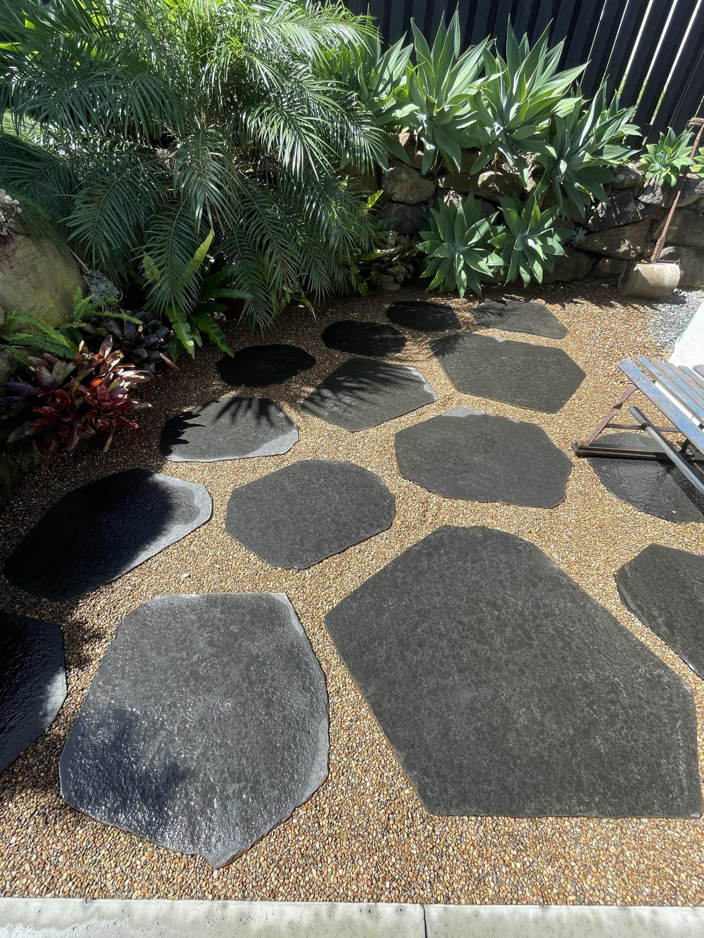 Random Pattern Bluestone Bluestone Flamed Top Random Shape Stepping Stone – Stone and Rock