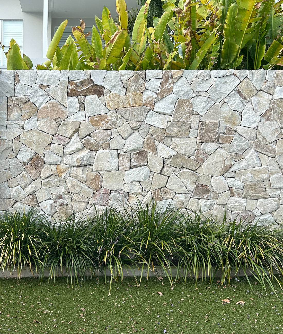 Free-form loose stone wall cladding in white beige blend