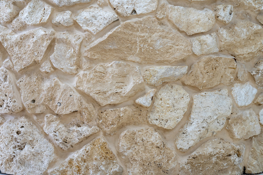 Free-form loose stone wall cladding in travertine cream
