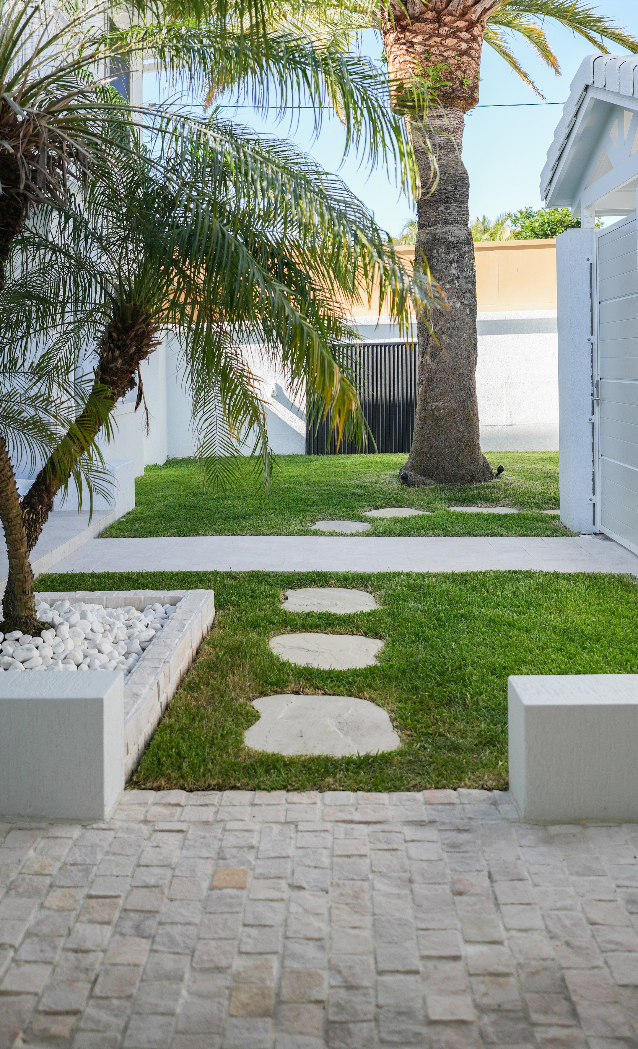 Sandstone Cobblestone Driveway Paver - Natural Stone - Light Cream